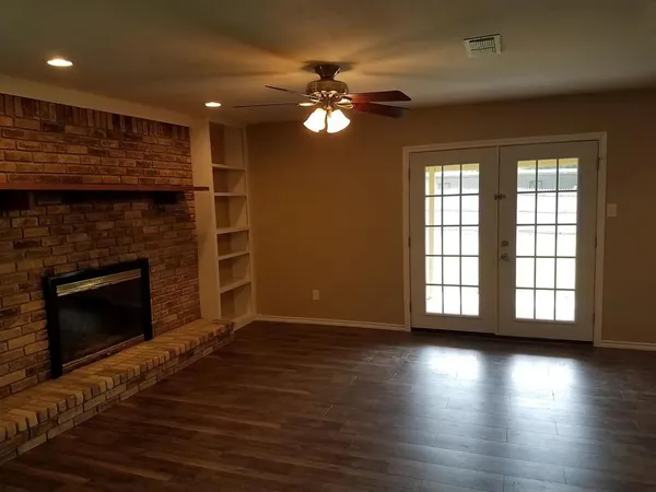 $2,000 | 100 Lochness Lane, Benbrook, TX 76126