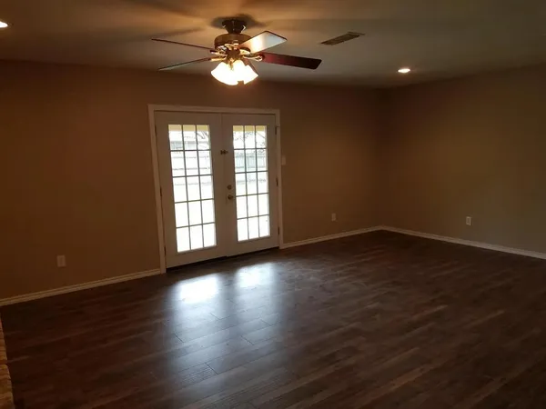 $2,000 | 100 Lochness Lane, Benbrook, TX 76126