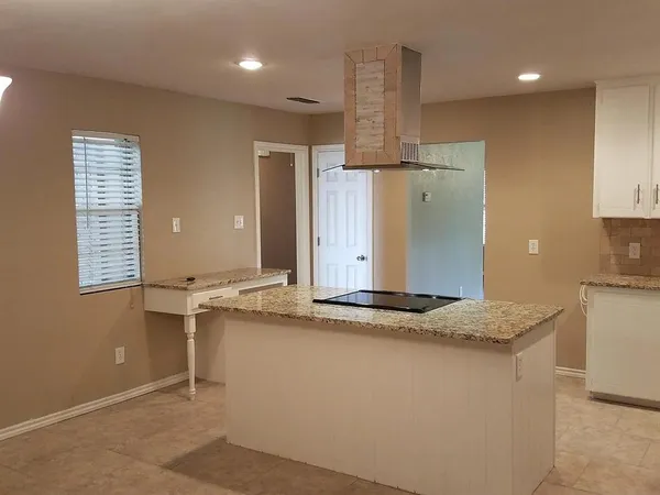 $2,000 | 100 Lochness Lane, Benbrook, TX 76126