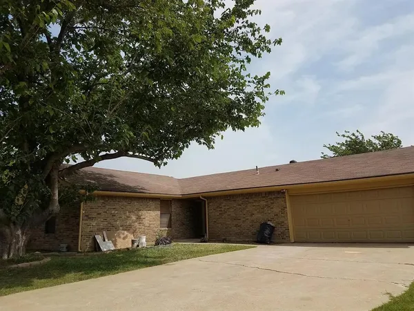 $2,000 | 100 Lochness Lane, Benbrook, TX 76126