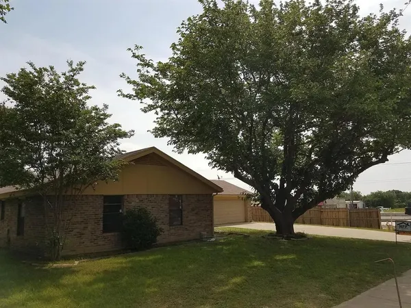 $2,000 | 100 Lochness Lane, Benbrook, TX 76126