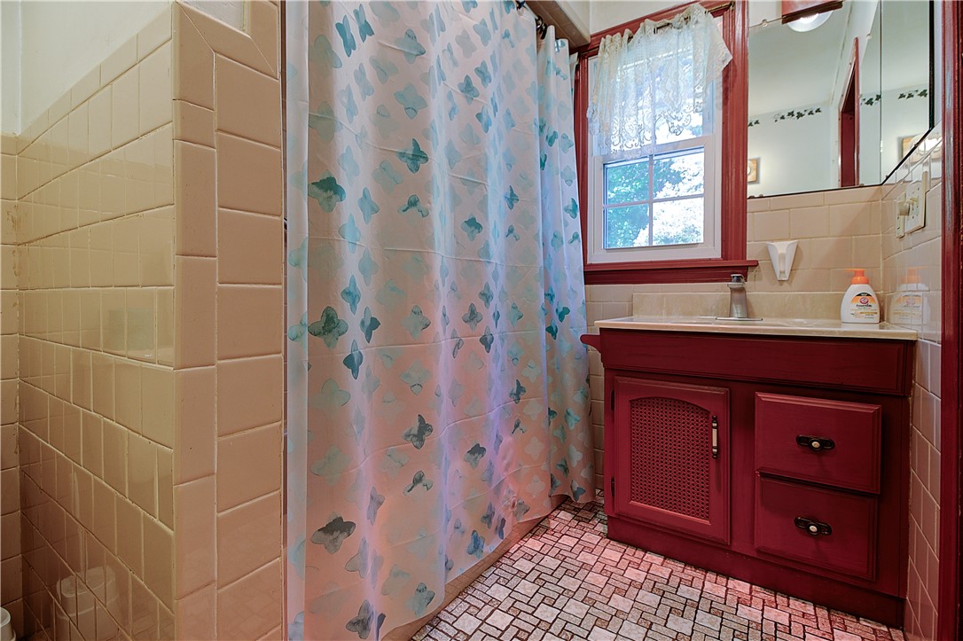 48 Brayton Road Smithfield, RI 02917 - Photo 38 of 47 1st bathroom
