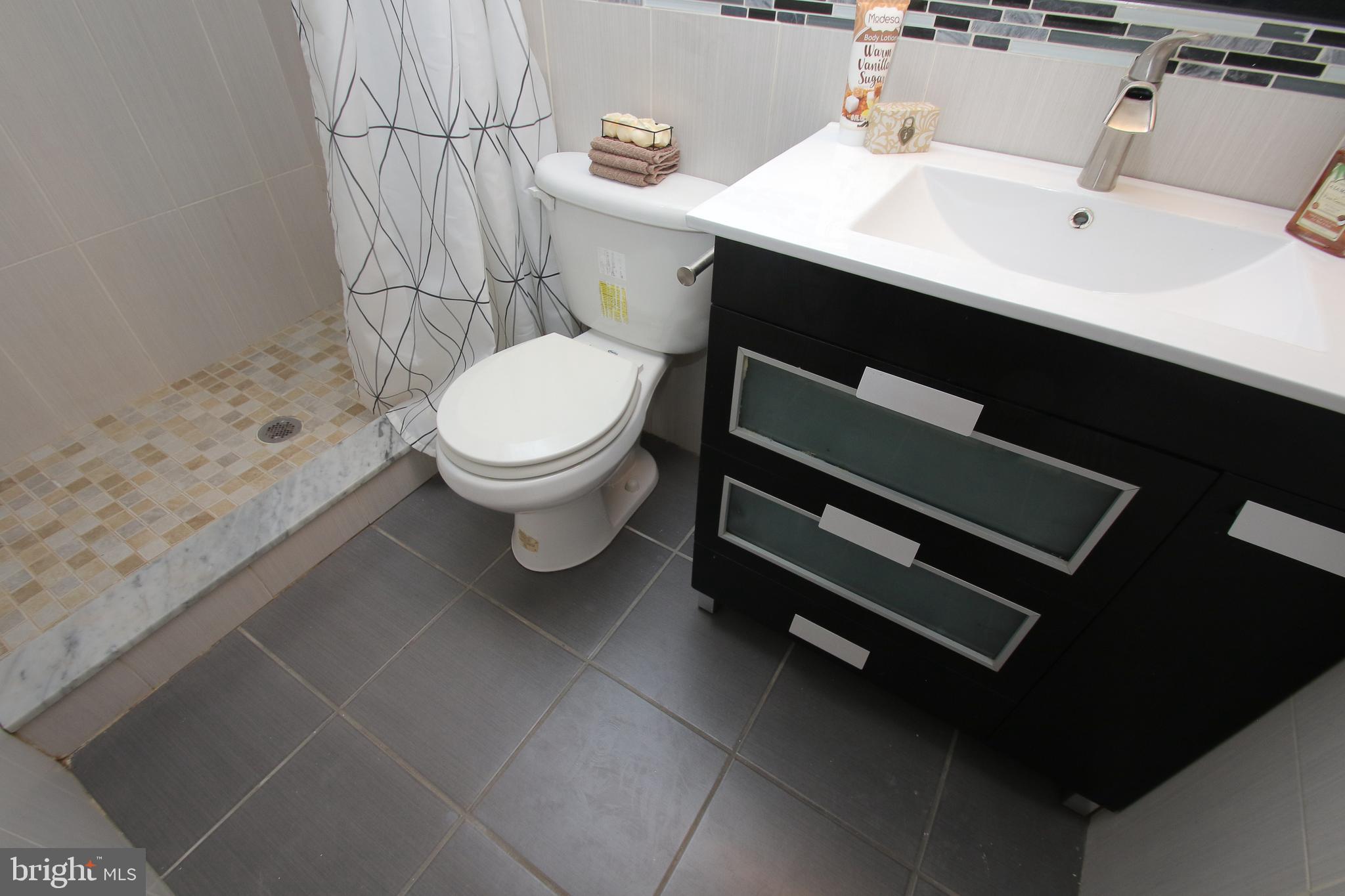 2115 Carpenter Street, Unit 1 Philadelphia, PA 19146 - Photo 25 of 33