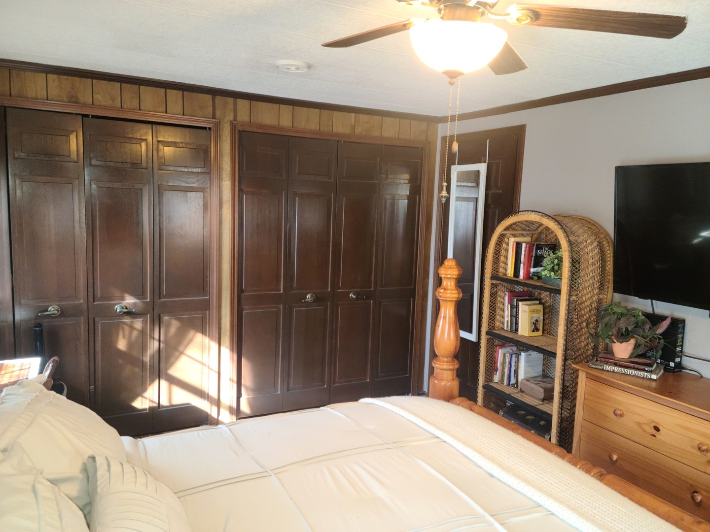 6801 South La Grange Road Hodgkins, IL 60525 - Photo 12 of 26 a bedroom with a bed and a dresser