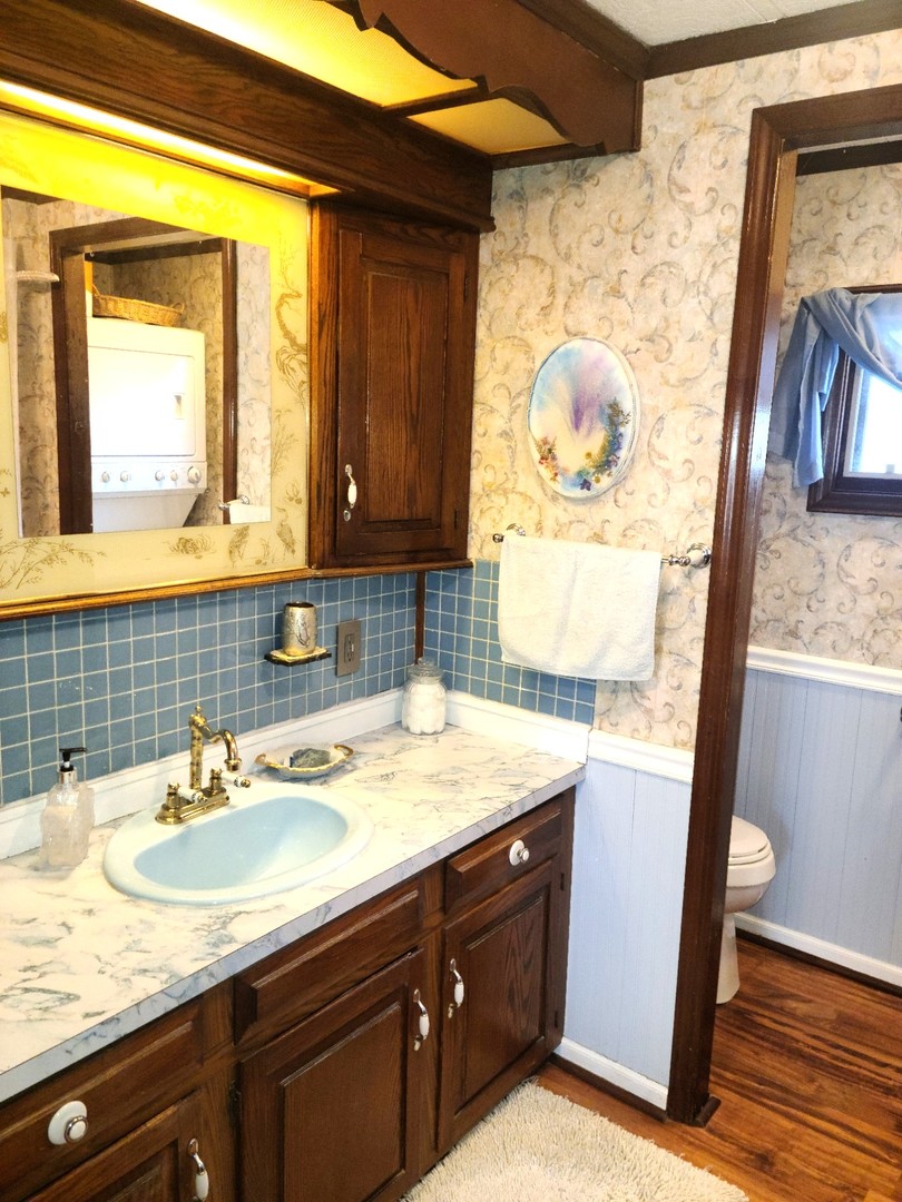 6801 South La Grange Road Hodgkins, IL 60525 - Photo 13 of 26 a bathroom with a sink and a mirror