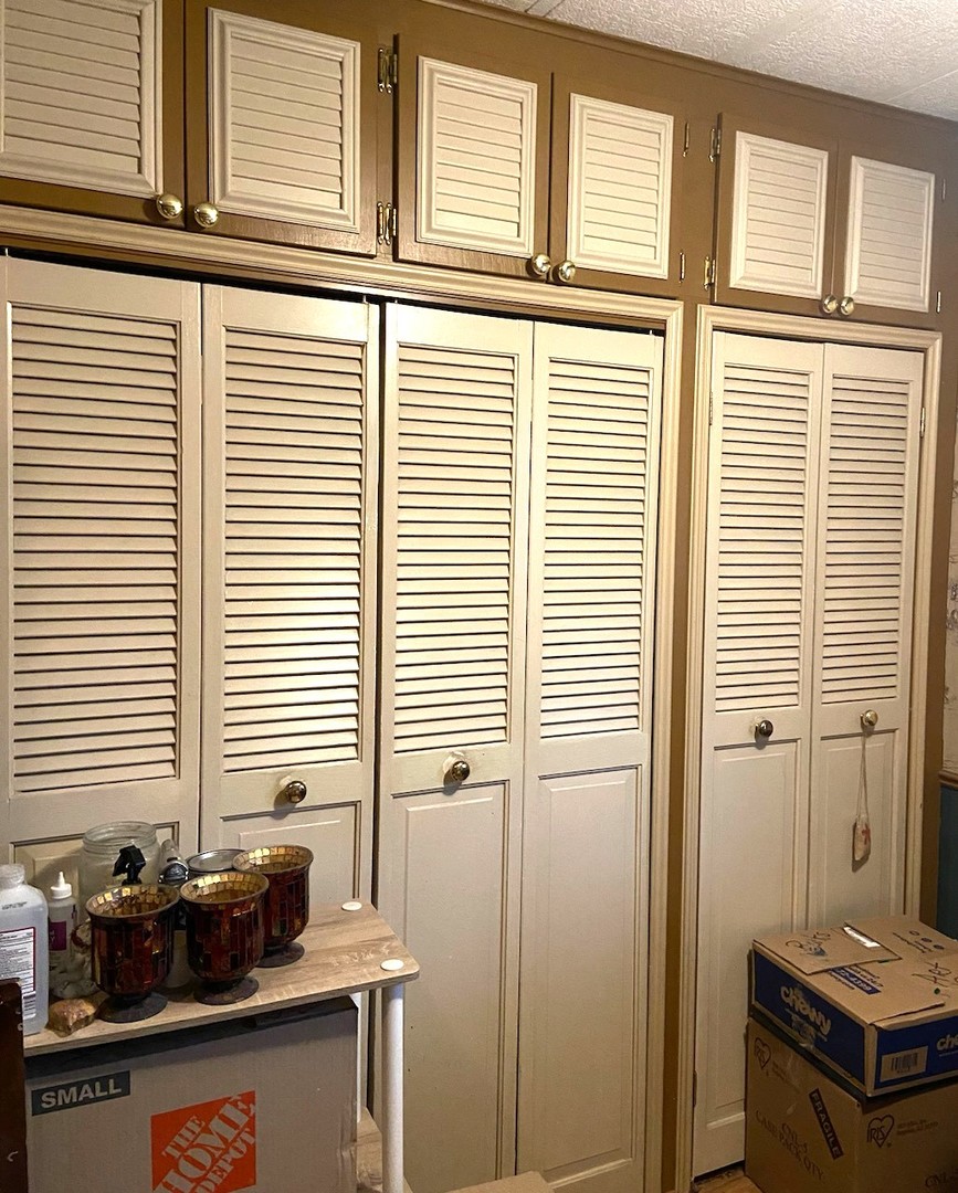 6801 South La Grange Road Hodgkins, IL 60525 - Photo 17 of 26 a room with wooden floor and windows