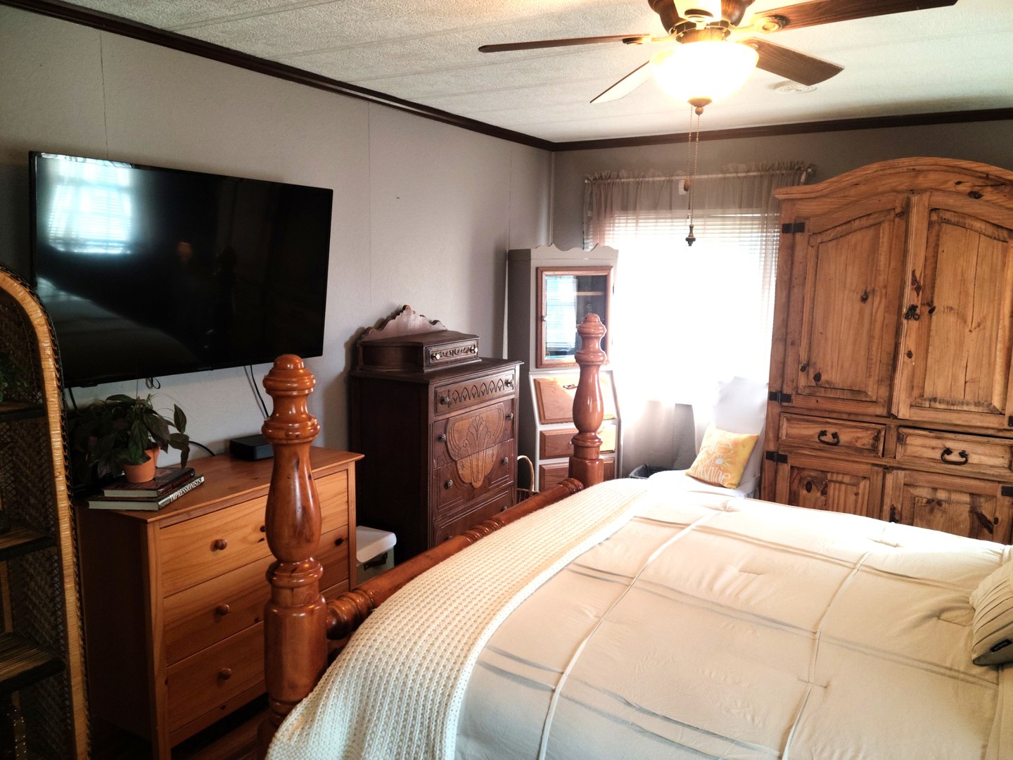 6801 South La Grange Road Hodgkins, IL 60525 - Photo 10 of 26 a bedroom with a bed and dresser