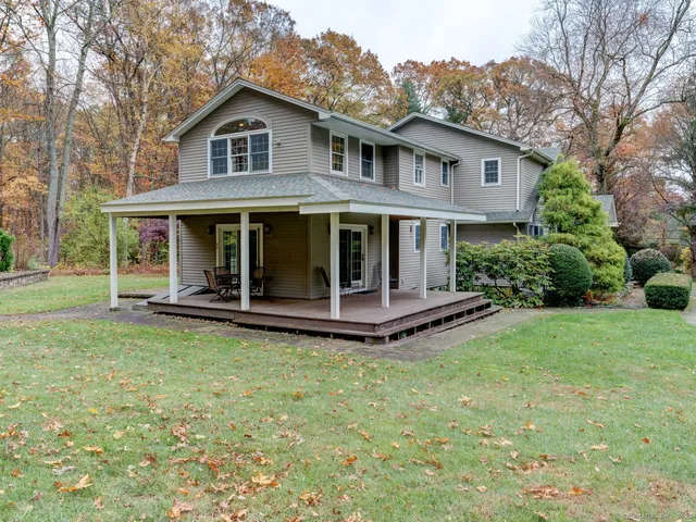 a view of a house with backyard and garden