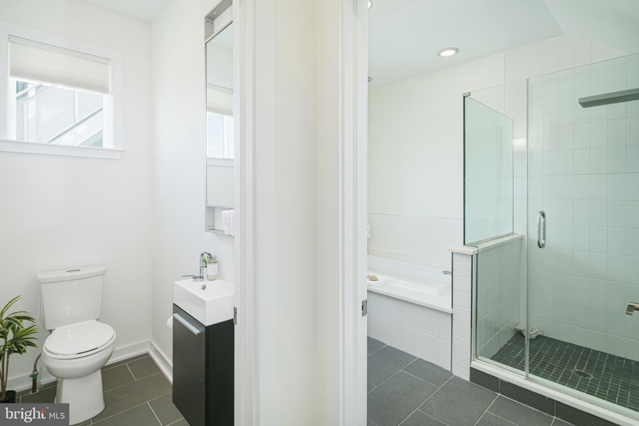 2709 Cambridge Street Philadelphia, PA 19130 - Photo 14 of 27 Primary bathroom