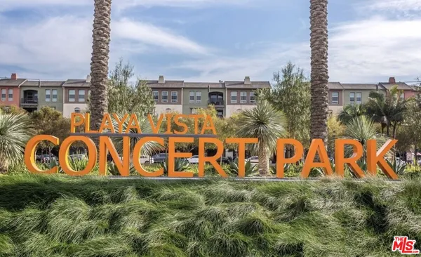 a view of outdoor area with sign board