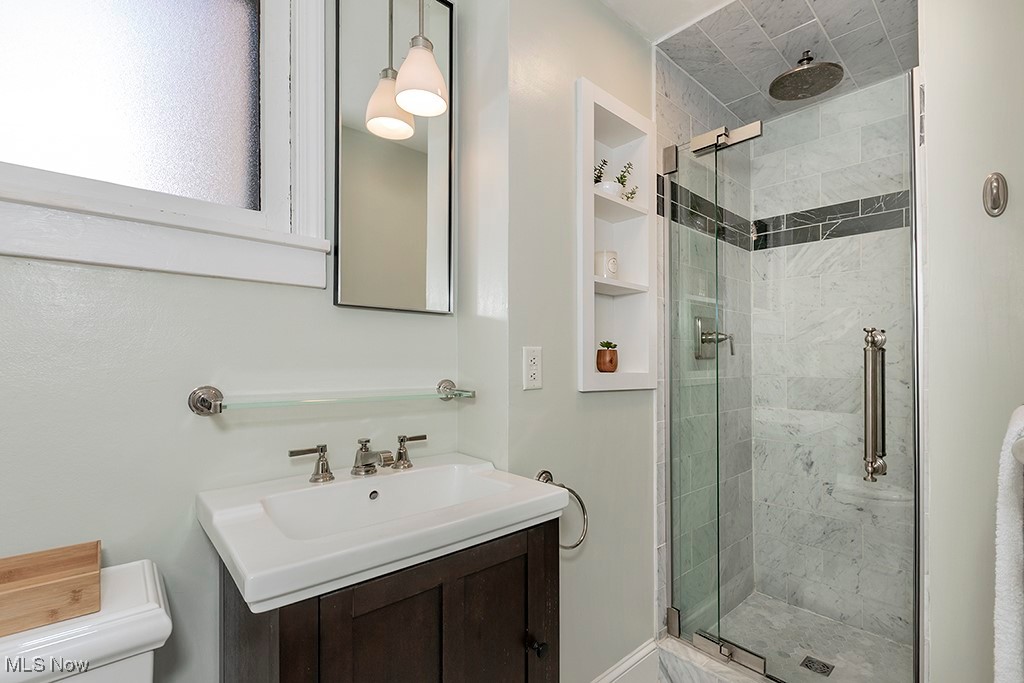 2472 Derbyshire Road, Unit 4 Cleveland, OH 44106 - Photo 19 of 27 Private full bath with shower.