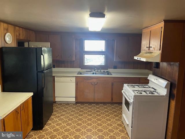 5733 Coventry Parish Road Westover, MD 21871 - Photo 7 of 27 a kitchen with a stove a refrigerator and a sink
