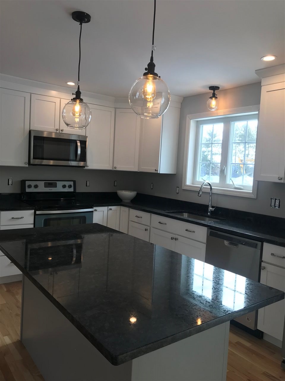 383 South Mammoth Road Manchester, NH 03103 - Photo 9 of 37 Gallery Image 9