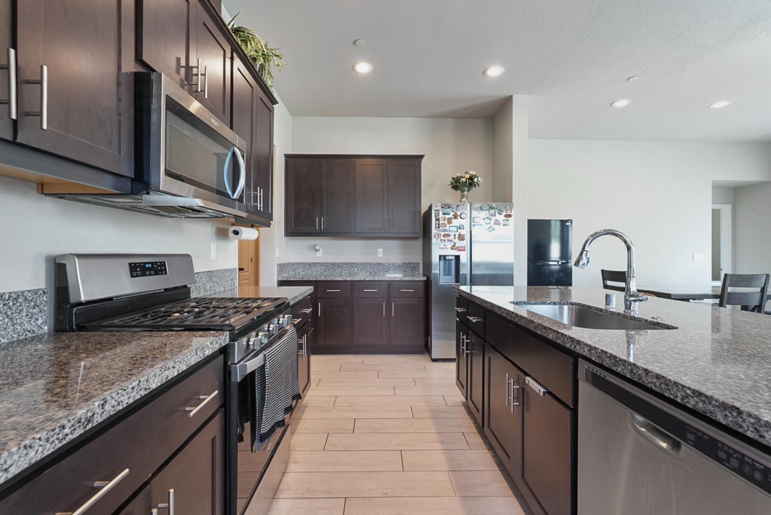 396 Postma Street Manteca, CA 95337 - Photo 7 of 31