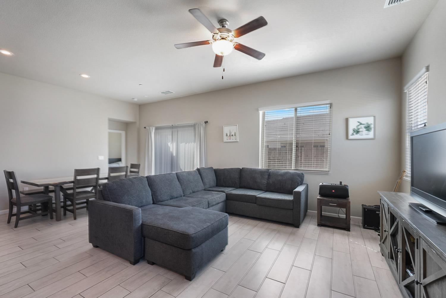 396 Postma Street Manteca, CA 95337 - Photo 8 of 31