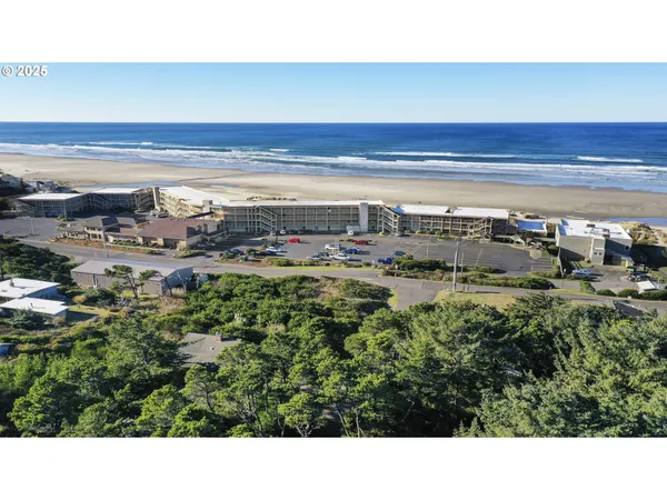 a black and white photo of a building