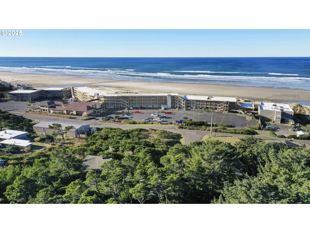 a black and white photo of a building