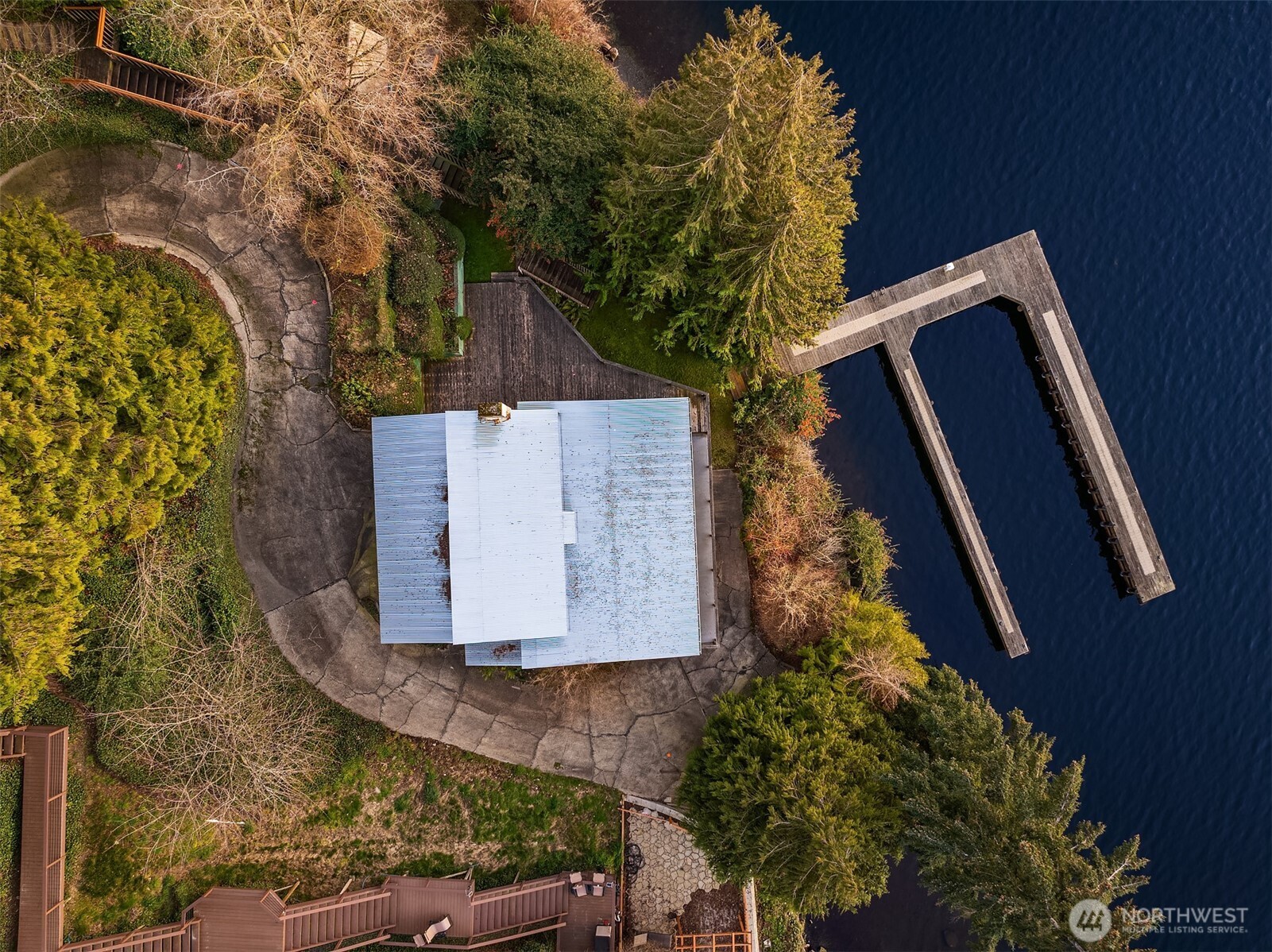 8025 West Mercer Way Mercer Island, WA 98040 - Photo 12 of 36 front view of a house