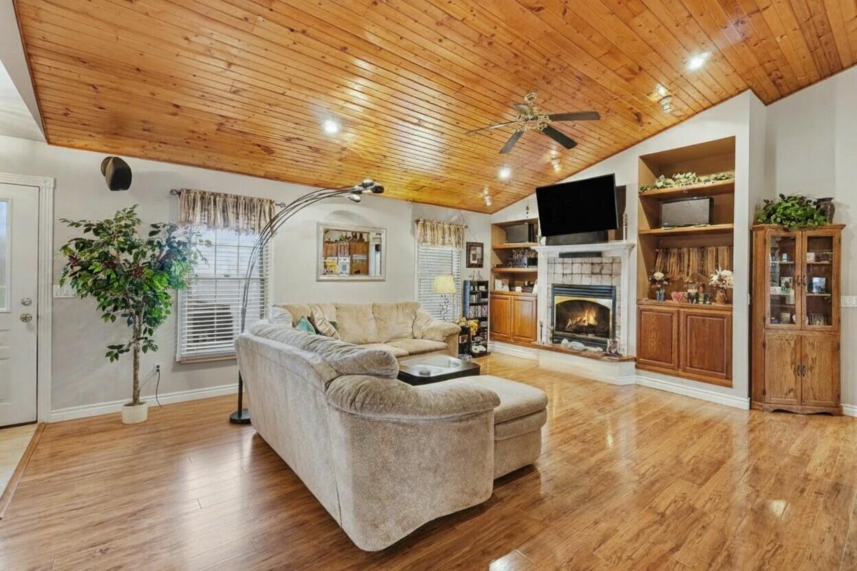 10044 West Sargent Road Fowlerville, MI 48836 - Photo 9 of 37 family room edited