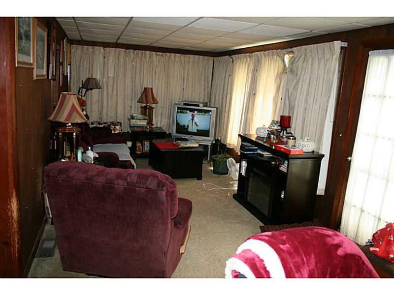 421 River Road Orrington, ME 04474 - Photo 12 of 23 Living Room.