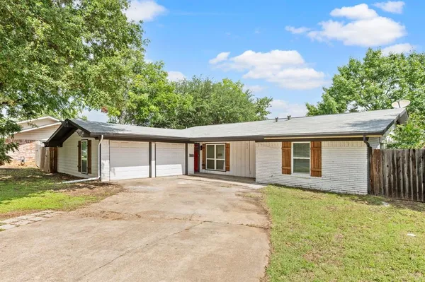 $2,695 | 840 Edgehill Drive, Hurst, TX 76053