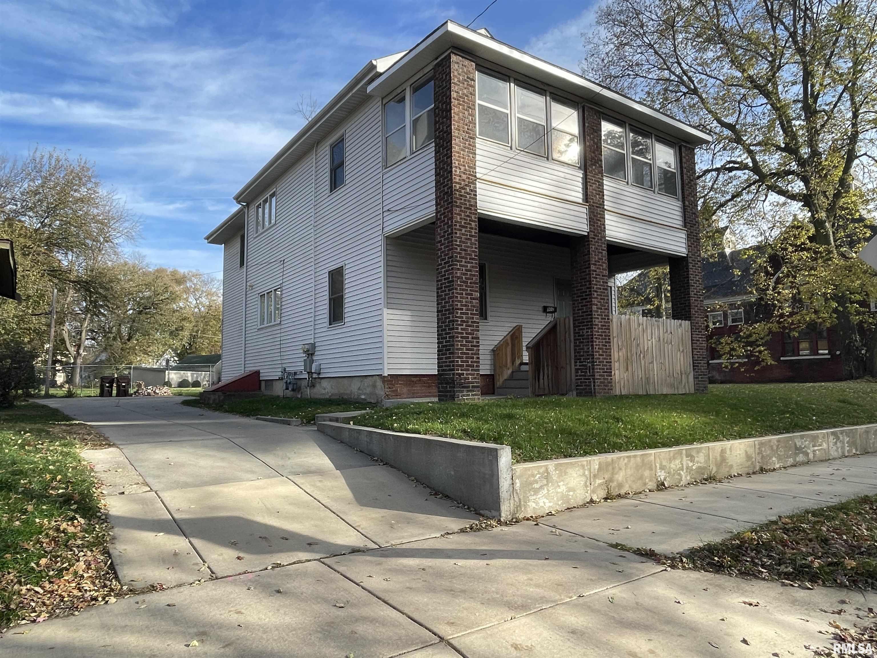 902 North Sheridan Road Peoria, IL 61606 - Photo 1 of 30 Gallery Image 1