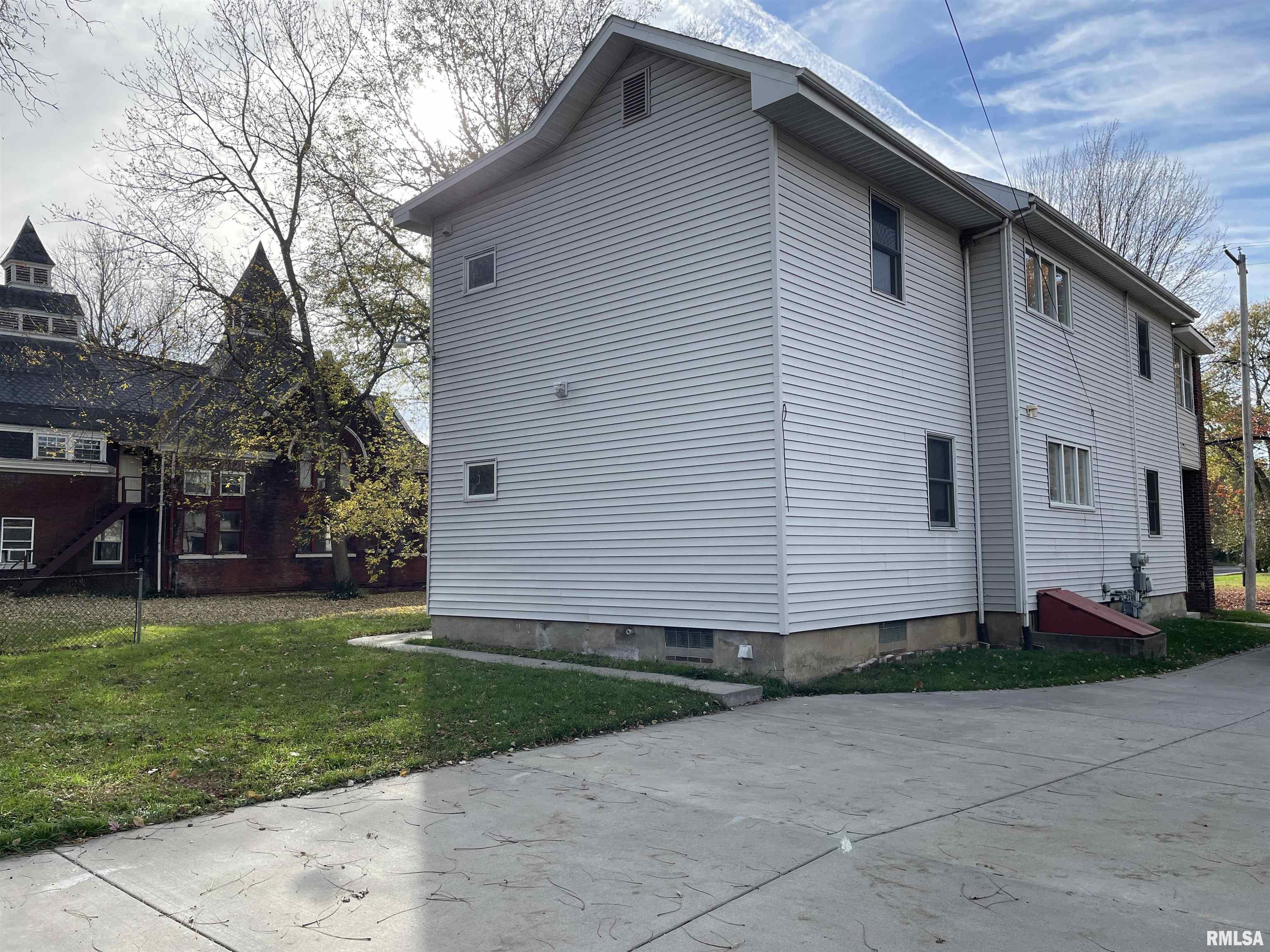 902 North Sheridan Road Peoria, IL 61606 - Photo 3 of 30 Gallery Image 3