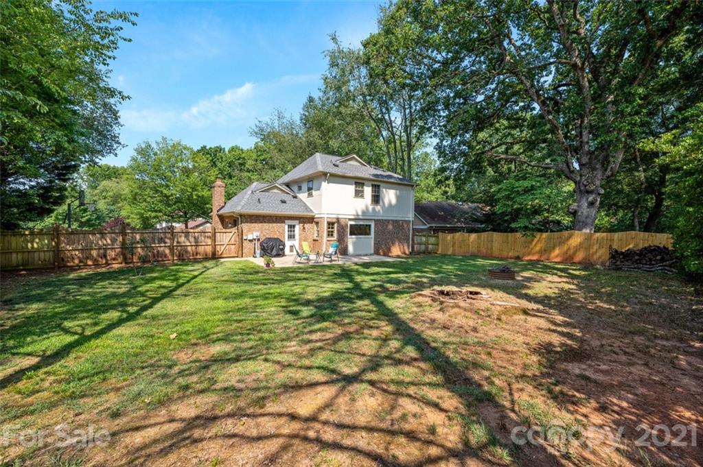 10017 Sardis Oaks Road Charlotte, NC 28270 - Photo 27 of 31 a front view of a house with a garden
