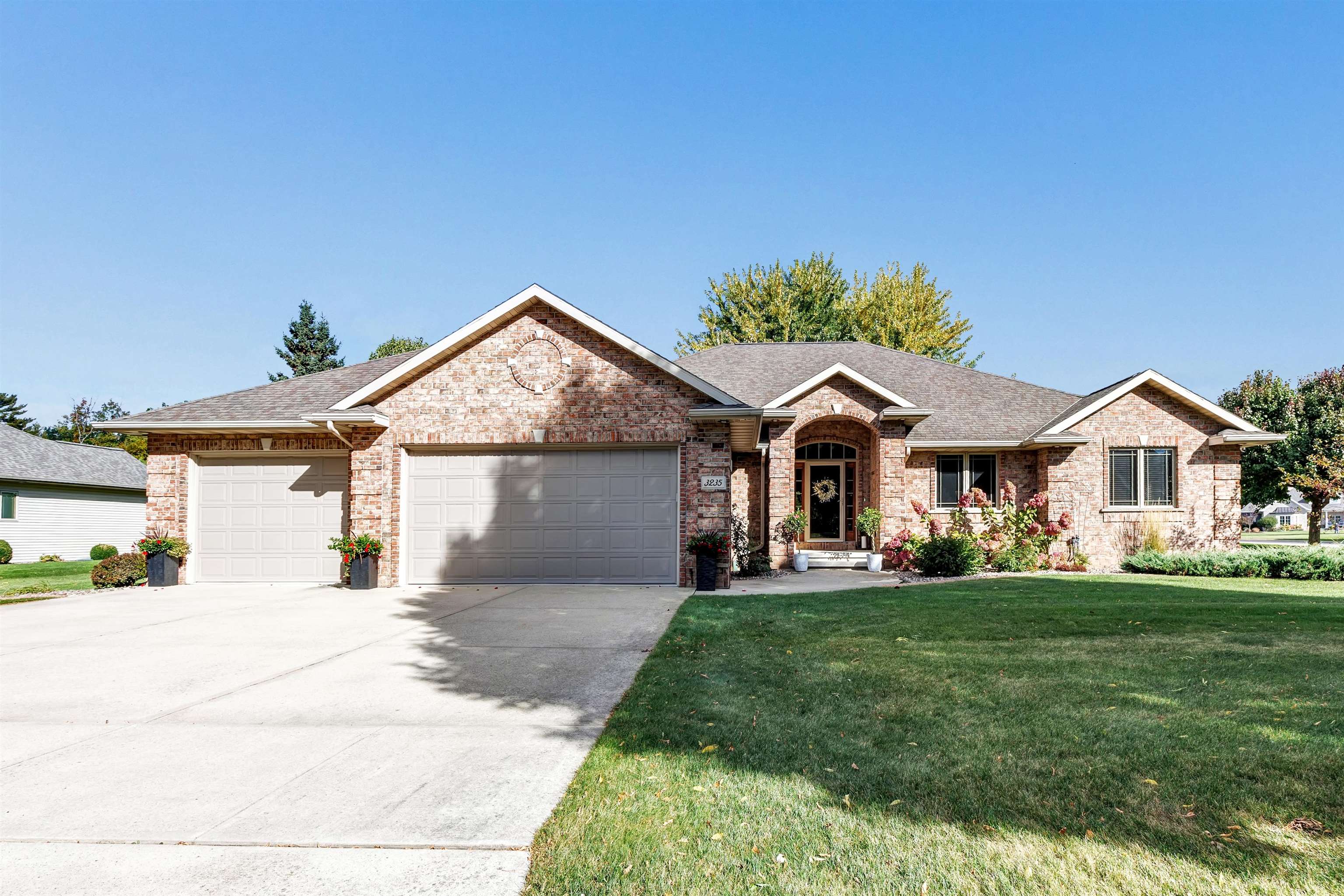 3235 Hickory Ridge Lane Green Bay, WI 54311 - Photo 2 of 40