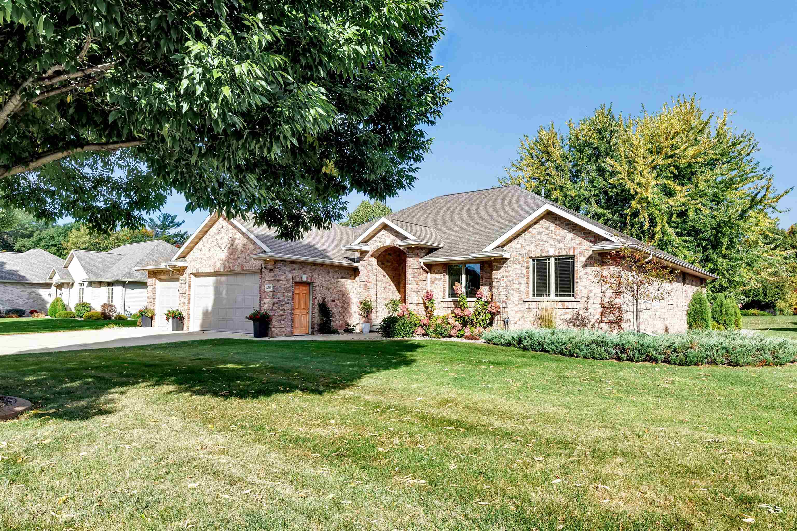 3235 Hickory Ridge Lane Green Bay, WI 54311 - Photo 3 of 40