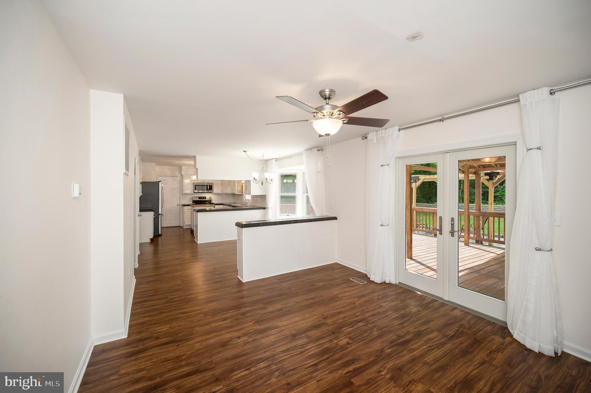 633 Welsh Drive Ruther Glen, VA 22546 - Photo 17 of 71 Family rook loookig tn ot the kitchen