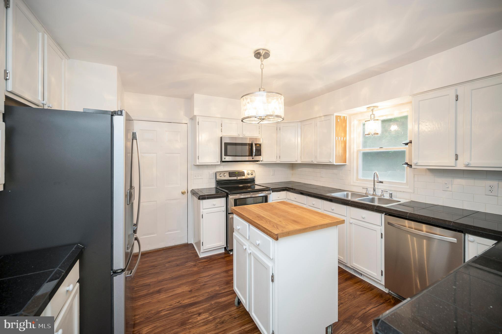 633 Welsh Drive Ruther Glen, VA 22546 - Photo 7 of 71 Kitchen with portable island
