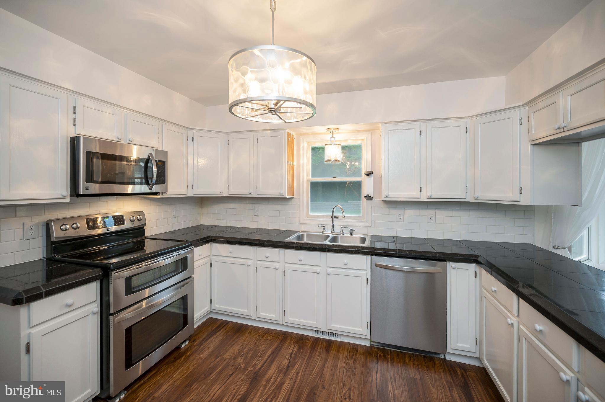 633 Welsh Drive Ruther Glen, VA 22546 - Photo 9 of 71 Spacious kitchen