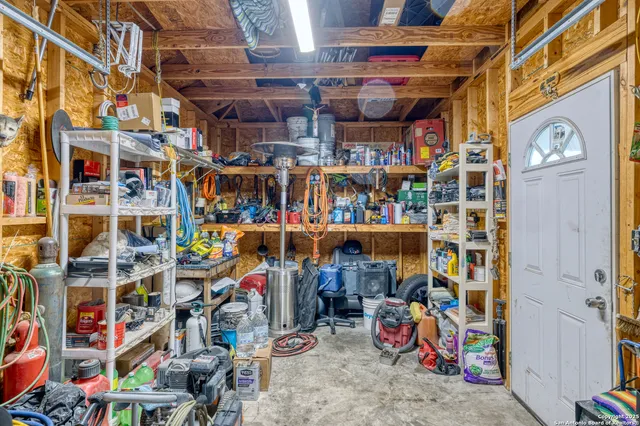 a view of a back yard