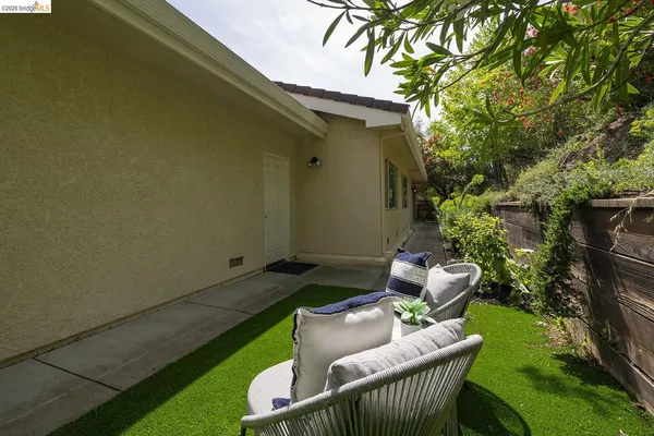 $1,475,000 | 6109 Fairlane Drive, Oakland, CA 94611