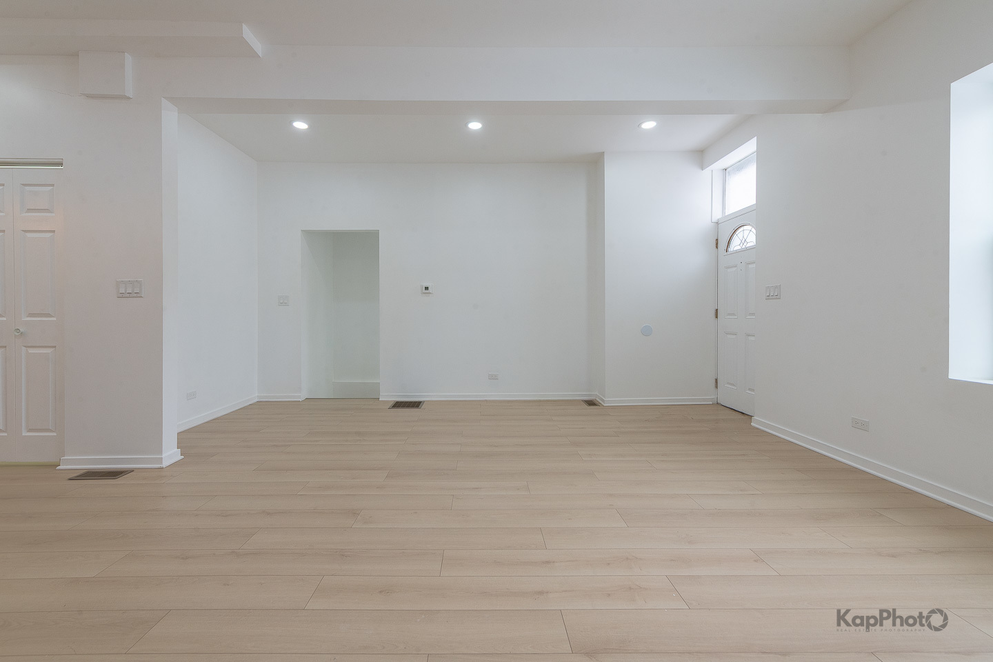 2139 West 24th Street Chicago, IL 60608 - Photo 4 of 29 a view of an empty room