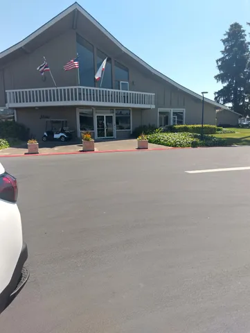 an empty room with windows and pillars in it