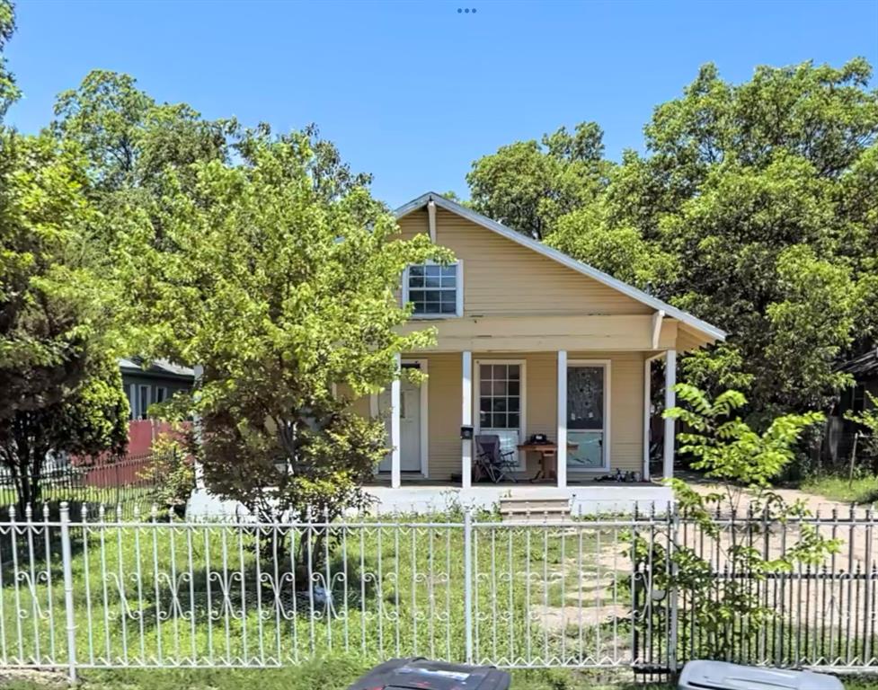 a view of a house with porch and garden
