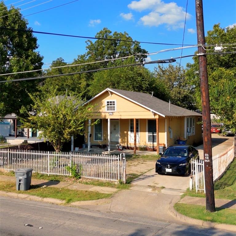 704 South Beacon Street Dallas, TX 75223 - Photo 2 of 6 a front view of a house with garden