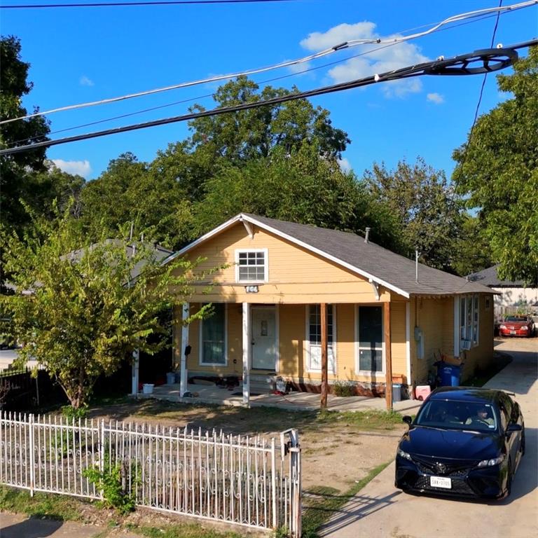 704 South Beacon Street Dallas, TX 75223 - Photo 4 of 6 a front view of a house with garden