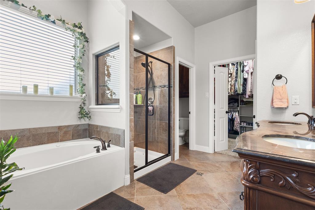 800 Goose Court Forney, TX 75126 - Photo 24 of 34 a bathroom with a bathtub and a sink