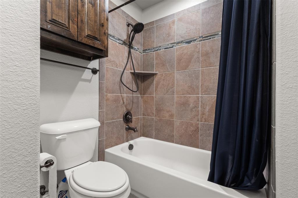 800 Goose Court Forney, TX 75126 - Photo 30 of 34 a bathroom with a toilet a sink and bathtub