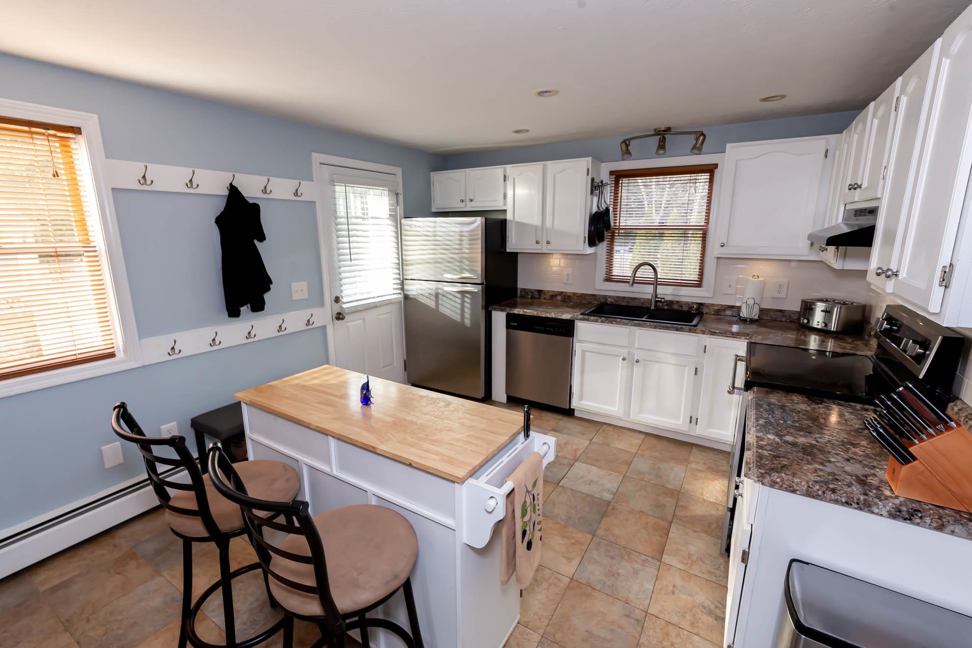 48 Robert Hall Road Manchester, NH 03103 - Photo 8 of 37 Gallery Image 8