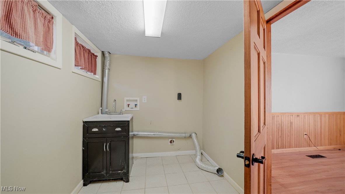 546 Twitchell Road Mansfield, OH 44903 - Photo 30 of 47 Washroom featuring electric dryer hookup, sink, washer hookup, and a textured ceiling