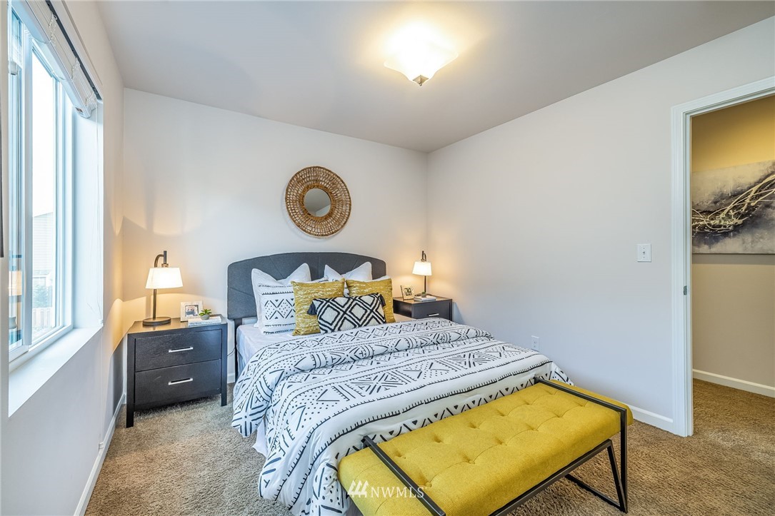 4303 Riverfront Boulevard Everett, WA 98203 - Photo 28 of 40 a bedroom with a bed and a window
