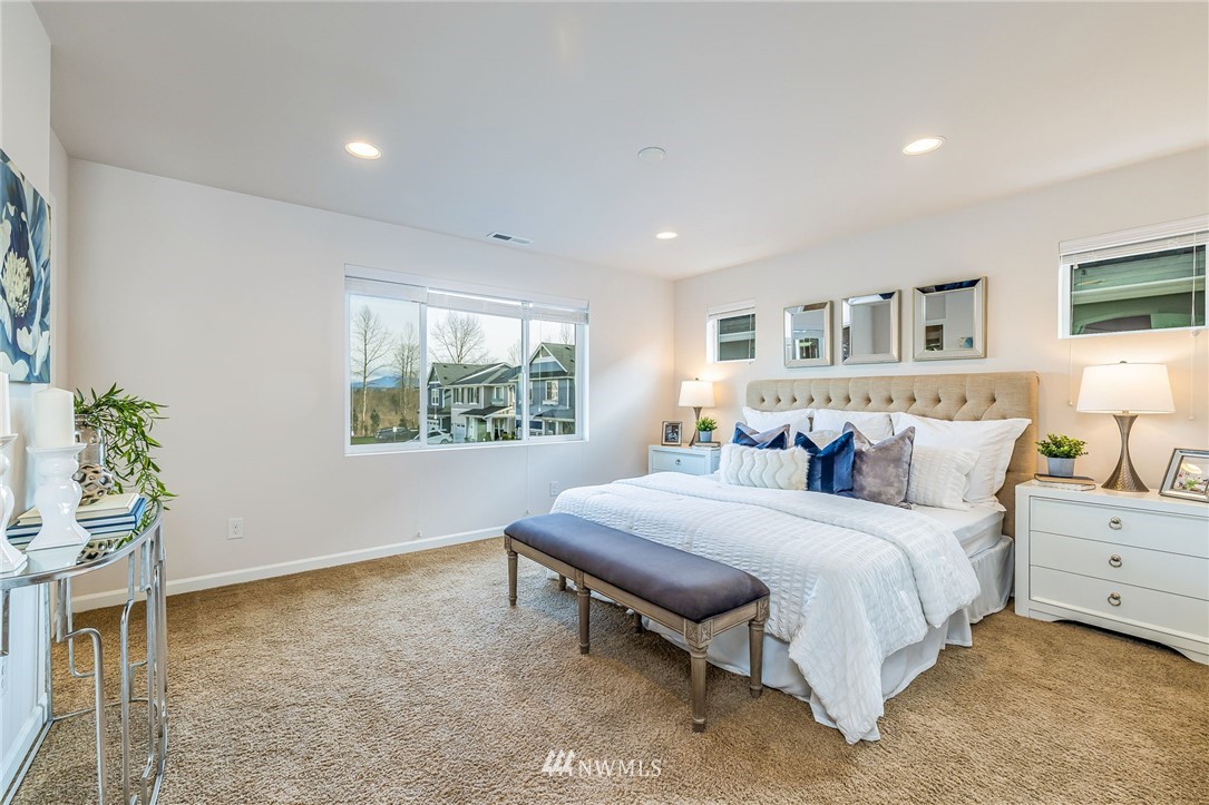 4303 Riverfront Boulevard Everett, WA 98203 - Photo 31 of 40 a bedroom with a bed and a window