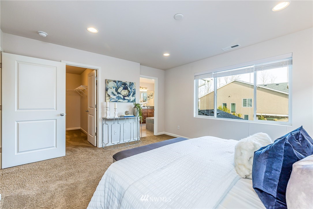 4303 Riverfront Boulevard Everett, WA 98203 - Photo 33 of 40 a bedroom with a large bed and a window