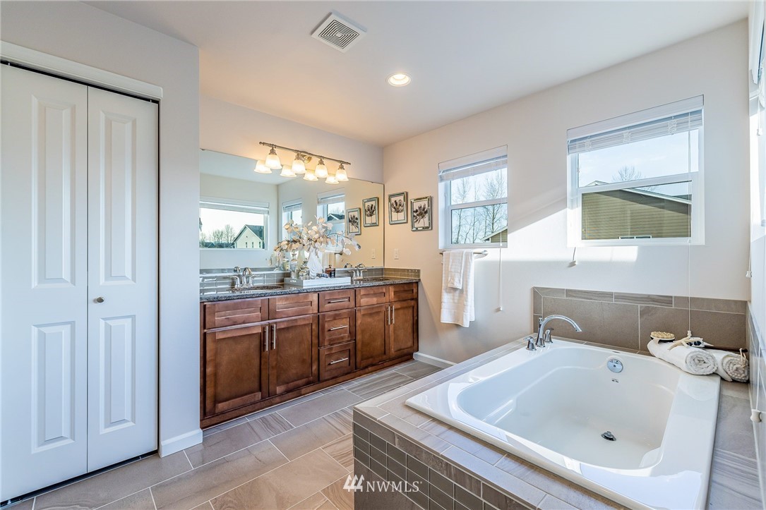 4303 Riverfront Boulevard Everett, WA 98203 - Photo 35 of 40 a bathroom with a tub sink and mirror