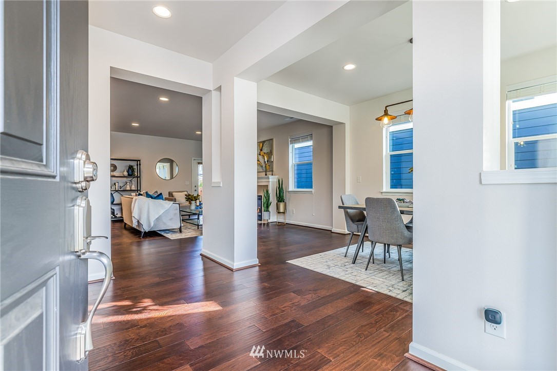 4303 Riverfront Boulevard Everett, WA 98203 - Photo 4 of 40 a living room with furniture and a table