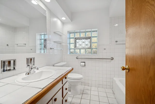 $199,900 | 6800 North Overhill Avenue, Unit 1A, Chicago, IL 60631